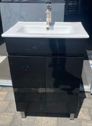 VANITY - Black 600